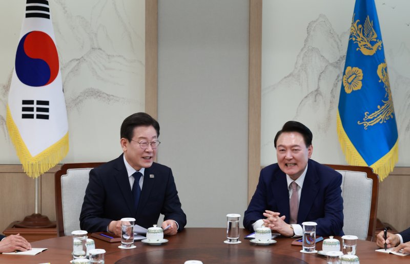 지난해 4월 29일 당시 윤석열 대통령과 더불어민주당 이재명 대표가 서울 용산 대통령실 집무실에서 열린 첫 영수회담에서 웃으며 이야기를 나누고 있다. 연합뉴스