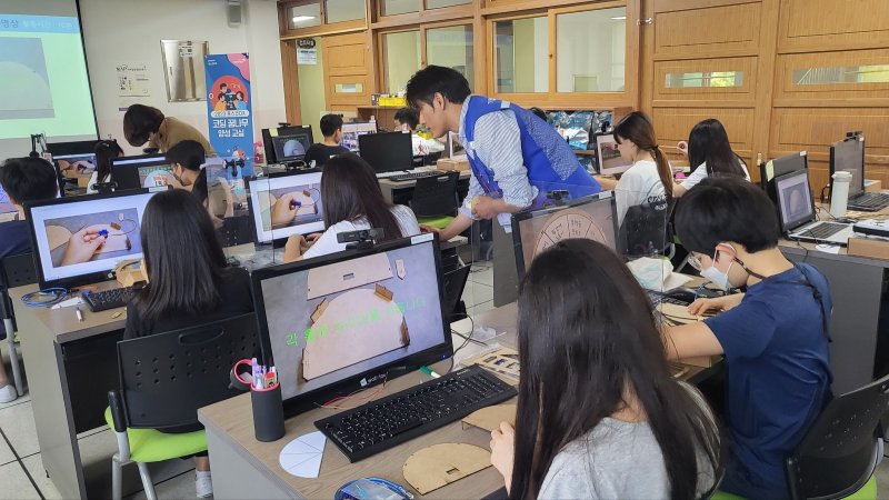 성남시 위례 초등학교에서 열린 코딩꿈나무 교실에서 포스코DX 직원이 학생을 지도하고 있다. 포스코DX 제공