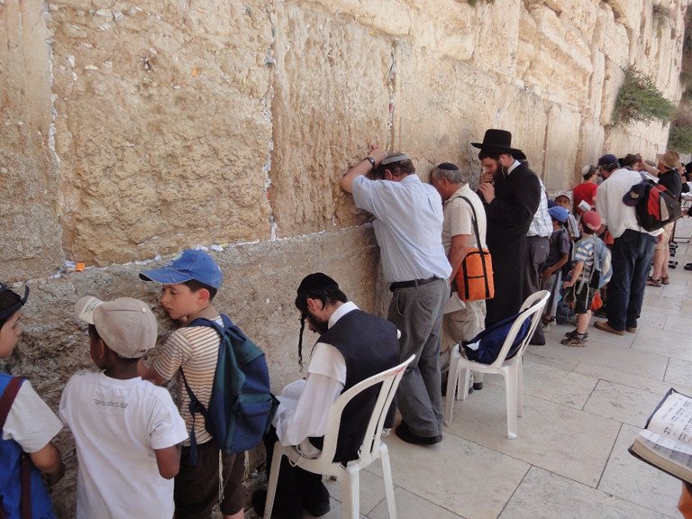 예루살렘의 성전산과 유태인 구역 사이에 있는 '통곡의 벽'을 찾은 이스라엘 사람들이 성지 순례를 하고 있다. 사진=전경수 교수
