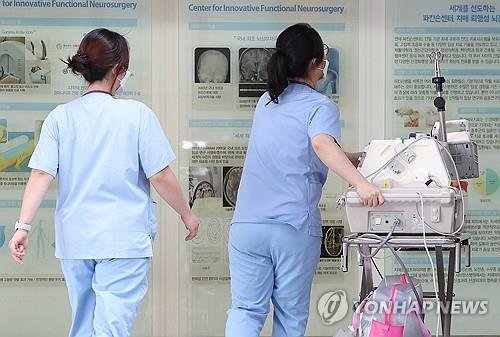 서울 시내 한 대형병원 수술실 인근에서 의료진이 인큐베이터와 이동하고 있다. 연합뉴스