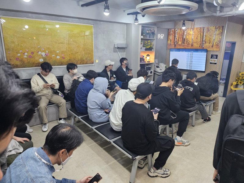 [서울=뉴시스] 권신혁 수습기자 = 20일 오전 10시께 탈모인들의 '성지' 종로5가의 한 병원은 젊은 탈모인들로 가득 찼다. 2024.04.30. innovation@newsis.com