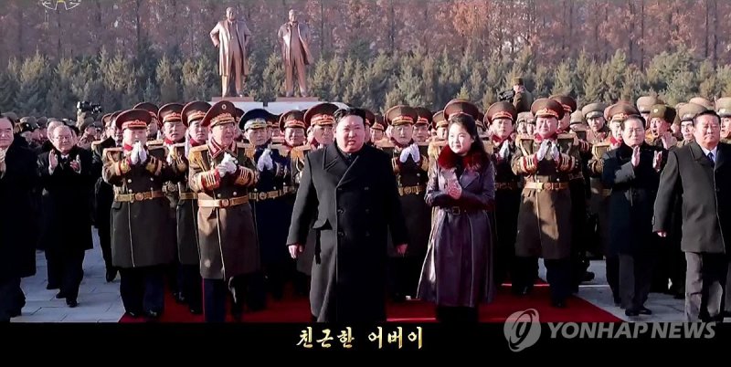 북한, 김정은 찬양 새 선전가요 '친근한 어버이' 공개 북한, 김정은 찬양 새 선전가요 '친근한 어버이' 공개 (서울=연합뉴스) 북한 조선중앙TV가 김정은 국무위원장을 찬양하는 뮤직비디오 형태의 새 선전가요 '친근한 어버이'를 17일 공개했다. 가수 김류경이 노래를 부르며 가사는 김 위원장을 '위대한 령도자'와 '친근한 어버이'로 묘사하면서 인민이 한마음으로 그를 신뢰하고 따름을 강조하고 있다. [조선중앙TV 화면] 2024.4.17 [국내에서만 사용가능. 재배포 금지. For Use Only in the Republic of Ko