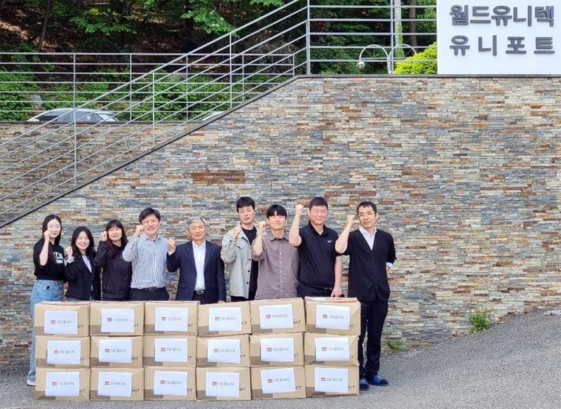 지난 4월 29일 경기 성남시 분당구에 위치한 호반프라퍼티 협력사인 '월드유니텍' 임직원들이 선물을 받고 기념촬영을 하고 있다. 호반그룹 제공