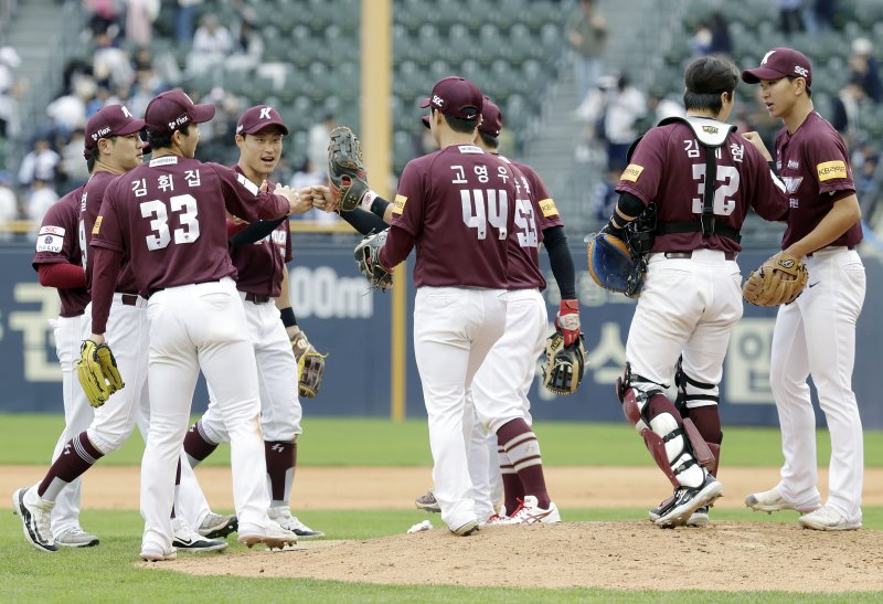 [서울=뉴시스] 최동준 기자 = 21일 서울 송파구 잠실야구장에서 열린 2024 KBO 리그 키움 히어로즈 대 두산 베어스의 더블헤더 1차전 경기, 8:4로 승리한 키움 선수들이 자축하고 있다. 2024.04.21. photocdj@newsis.com
