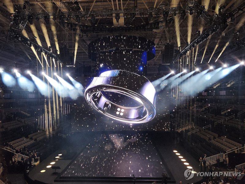 삼성전자, MWC24서 '갤럭시 링' 최초 전시 삼성전자, MWC24서 '갤럭시 링' 최초 전시 (서울=연합뉴스) 삼성전자가 26일(현지시간) 스페인 바르셀로나에서 개막하는 모바일 월드 콩그레스 2024(Mobile World Congress 2024, MWC24)'에서 새로운 웨어러블 제품 '갤럭시 링'의 디자인을 관람객들에게 처음 선보인다고 25일 밝혔다. 사진은 삼성전자가 갤럭시 언팩 2024에서 공개한 갤럭시 링 이미지. 2024.2.25 [삼성전자 제공. 재판매 및 DB 금지] photo@yna.co.kr (끝)