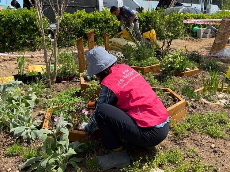 서울시는 다음달 ‘2024 서울국제정원박람회’ 개막을 앞두고 25개 자치구와 협업해 ‘자치구 정원 페스티벌’을 진행한다. 서울국제정원박람회 관계자들이 정원을 조성하고 있다. 서울시 제공