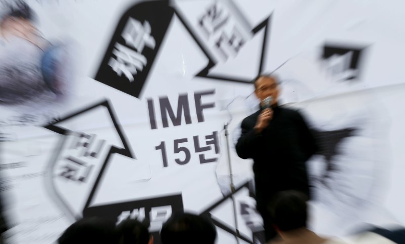 '4분의 1토막 난 소비증가율' 한은 "IMF 실업 상처에 소비 위축'