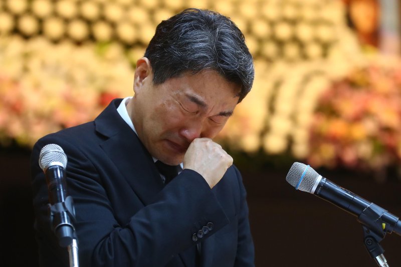 [서울=뉴시스] 김금보 기자 = 지난해 9월4일 오후 서울 서초구 서이초등학교에서 서이초 사망 교사 49재 추모제가 열린 가운데 이주호 사회부총리 겸 교육부 장관이 추모사를 하던 중 눈물을 흘리고 있다. (공동취재사진) 2023.09.04. photo@newsis.com