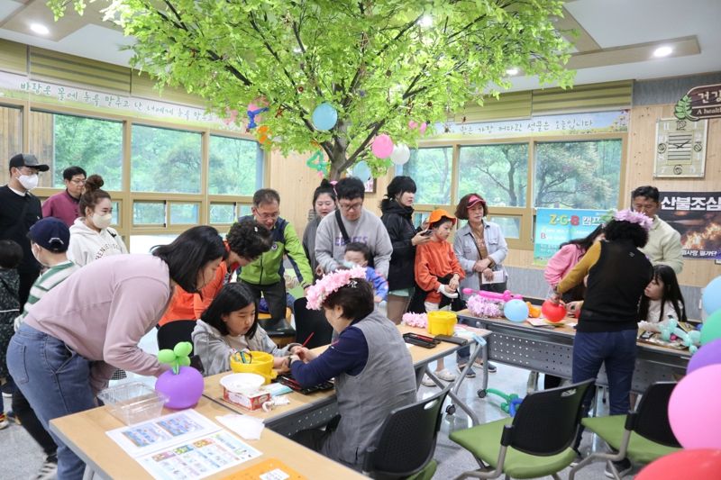 지난해 남해편백휴양림에서 가정의달행사로 진행된 풍선아트 프로그램 모습.