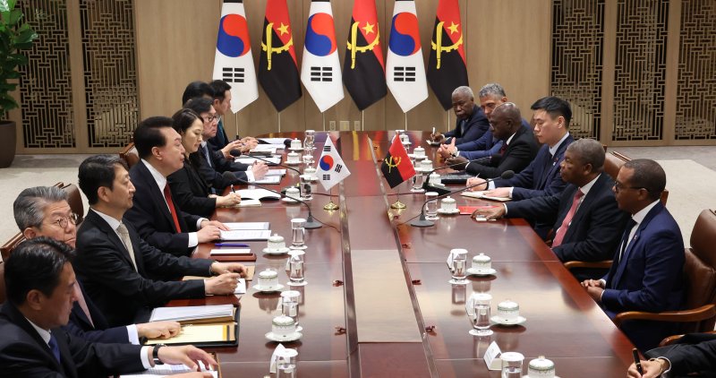 [서울=뉴시스]조수정 기자 = 윤석열 대통령이 30일 서울 용산 대통령실 청사에서 열린 한·앙골라 확대 정상회담에서 발언하고 있다. 2024.04.30. chocrystal@newsis.com