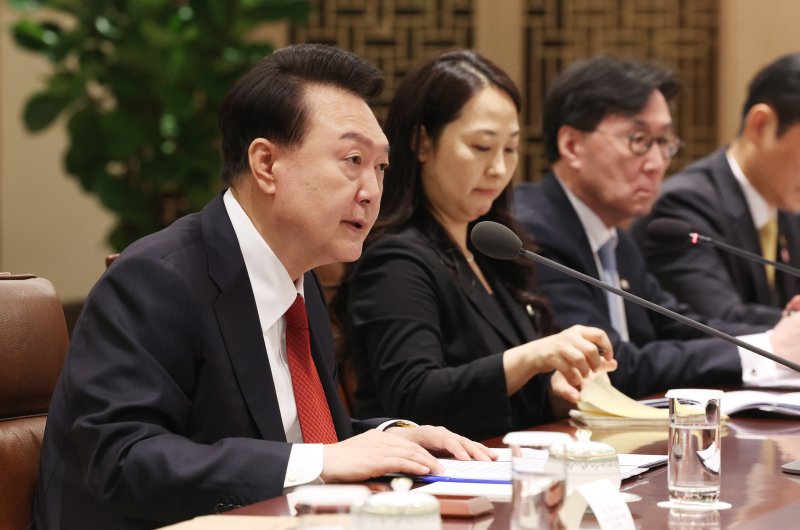 [서울=뉴시스]조수정 기자 = 윤석열 대통령이 30일 서울 용산 대통령실 청사에서 열린 한·앙골라 확대 정상회담에서 발언하고 있다. 2024.04.30. chocrystal@newsis.com