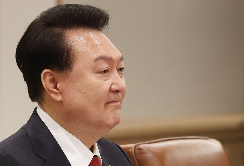 [서울=뉴시스]조수정 기자 = 윤석열 대통령이 30일 서울 용산 대통령실 청사에서 열린 한·앙골라 확대 정상회담에서 주앙 로렌쑤 앙골라 대통령의 발언을 경청하고 있다. 2024.04.30. chocrystal@newsis.com