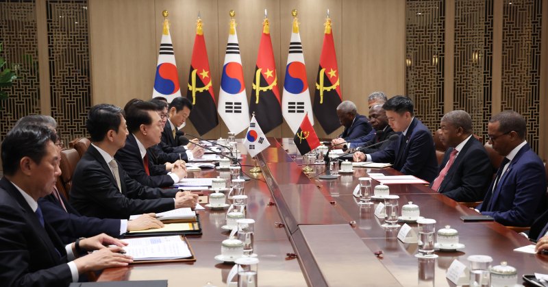 [서울=뉴시스]조수정 기자 = 윤석열 대통령이 30일 서울 용산 대통령실 청사에서 열린 한·앙골라 확대 정상회담에 참석해 있다. 2024.04.30. chocrystal@newsis.com