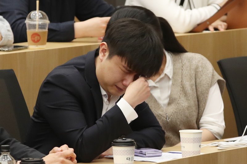 박재일 서울대병원 전공의 대표가 30일 오후 서울대학교병원에서 '대한민국 의료가 나아가야 할 길'을 주제로 열린 서울의대-서울대병원 교수 협의회 비대위 긴급심포지엄'에 참석해 발표를 마친 뒤 눈물을 흘리고 있다.2024.4.30/뉴스1 ⓒ News1 이광호 기자