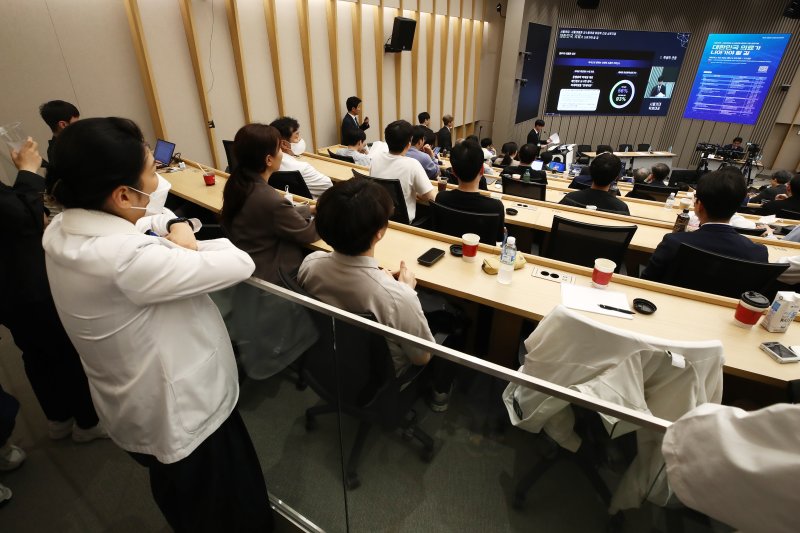 30일 오후 서울대학교병원에서 '대한민국 의료가 나아가야 할 길'을 주제로 열린 서울의대-서울대병원 교수 협의회 비대위 긴급심포지엄'에서 참석자들이 서울의대 학생대표의 발표를 듣고 있다.2024.4.30/뉴스1 ⓒ News1 이광호 기자