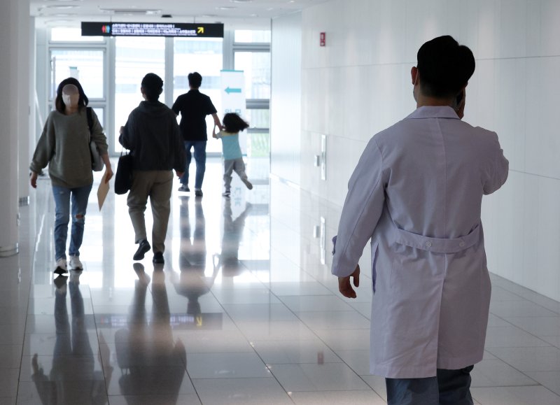 대형 병원 일부 교수들이 휴진에 들어간 30일 오후 서울 시내 대형병원에서 의료진과 환자, 보호자 등이 오가고 있다. 서울대학교병원과 세브란스병원, 고려대학교의료원, 경상국립대병원 교수들이 이날 하루 외래 진료와 수술을 하지 않기로 결의했지만, 실제 참여율은 저조한 것으로 나타났다. 2024.4.30/뉴스1 ⓒ News1 박정호 기자