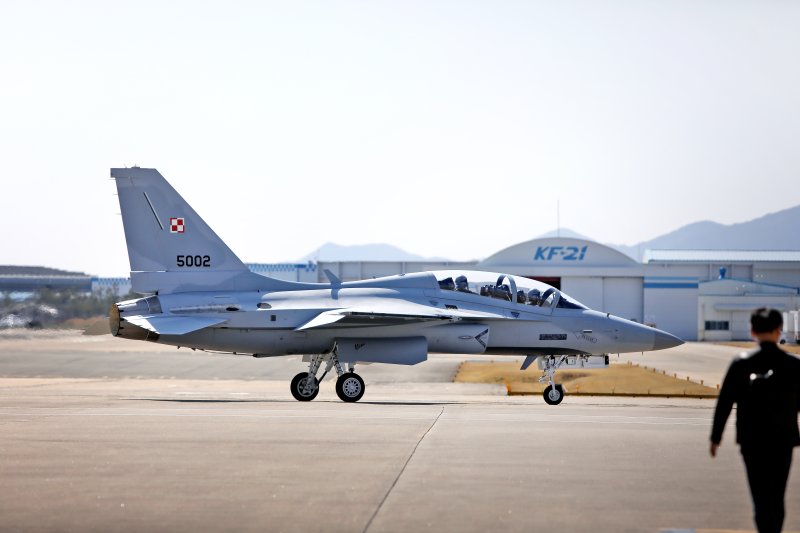 지난해 6월 7일 경남 사천 한국항공우주산업(KAI) 본사에서 열린 '폴란드 수출형 FA-50 1호기 출고식'에서 FA-50GF가 이동하고 있다. KAI 제공