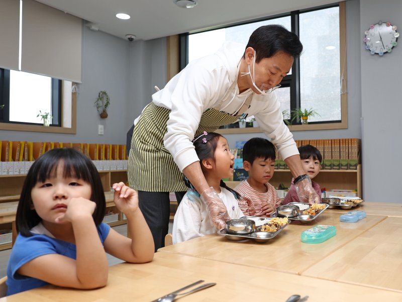 오세훈 서울시장이 지난 4월 29일 서울 서대문구 새빛어린이집에서 열린 서울든든급식 운영 기념 행사에서 배식을 하고 있다. 뉴시스