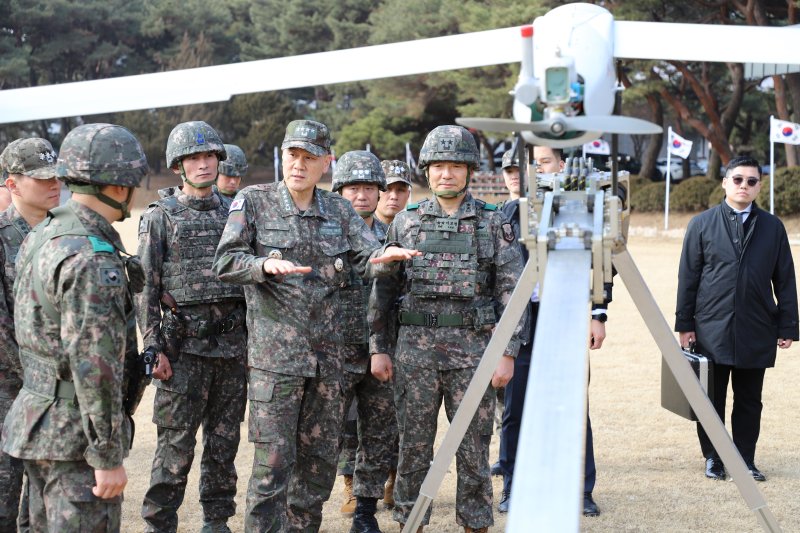 김명수 합동참모본부 의장이 지난 2월 드론작전사령부를 방문, 이보형 드론작전사령관으로부터 전력 현황을 보고받고 있다. (합참 제공) 2024.2.14/뉴스1