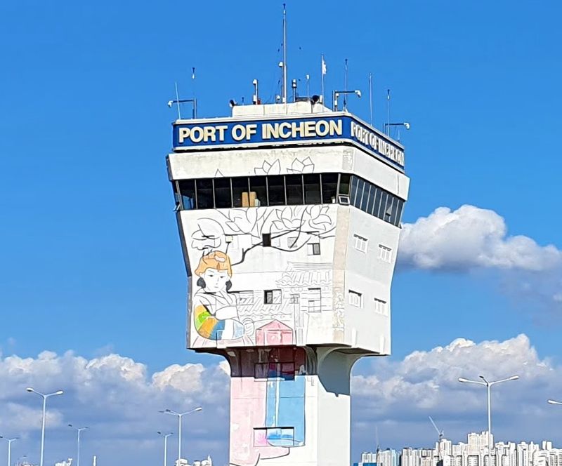 올해 준공 50주년을 맞은 인천항 갑문의 타워 전경.