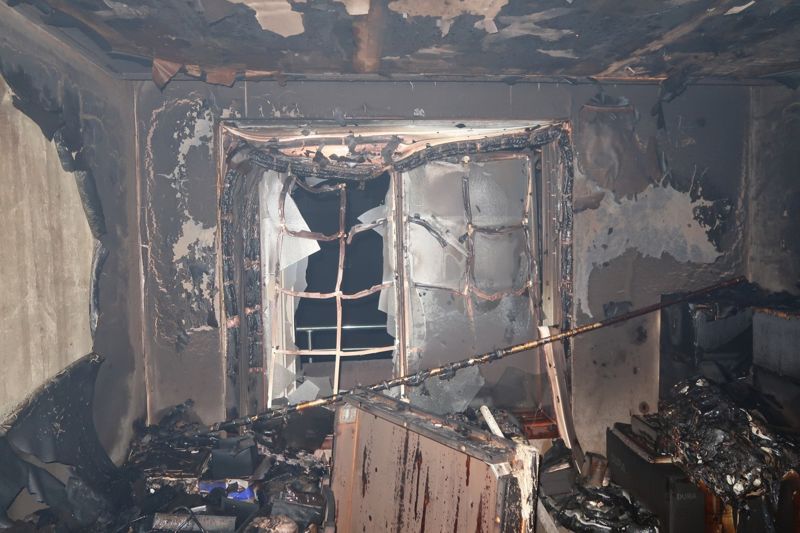 지난달 30일 오후 8시 58분께 부산시 동래구 온천동의 10층짜리 공동주택 9층에서 화재가 발생했다. 부산소방재난본부 제공