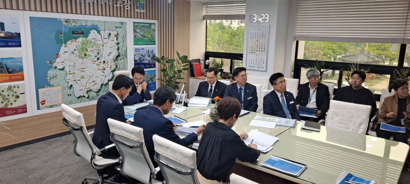 심덕섭 전북 고창군수와 직원들은 '국가예산 발굴사업 점검회의'를 잇따라 개최하며 예산 확보에 열을 올렸다. 고창군 제공