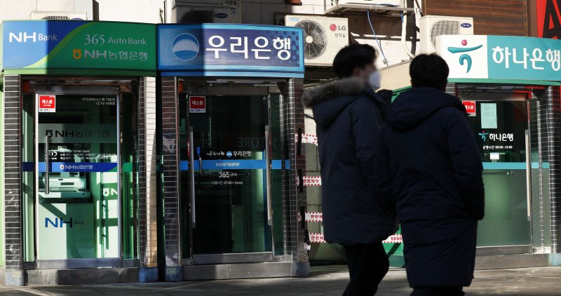 [서울=뉴시스] 홍효식 기자 = 20일 서울 종로구 시중은행 현금자동입출금기(ATM). 2022.01.20. yesphoto@newsis.com