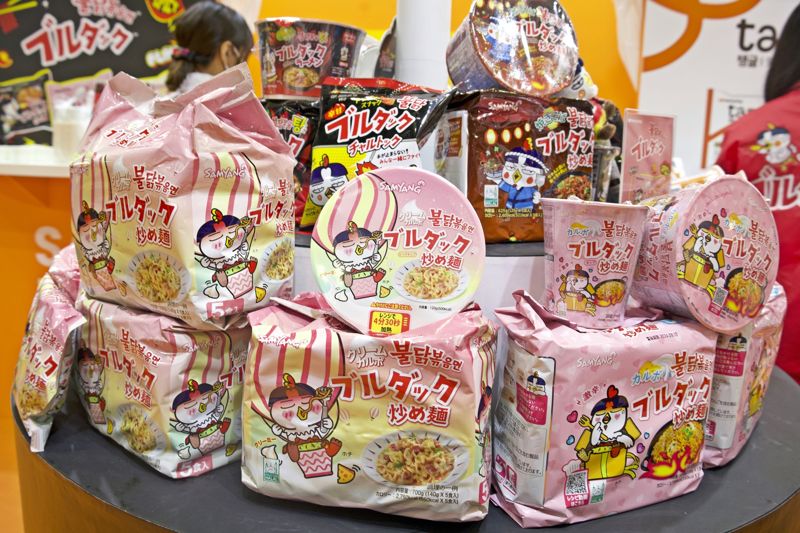 일본 슈퍼마켓에 진열된 다양한 불닭브랜드 상품들.