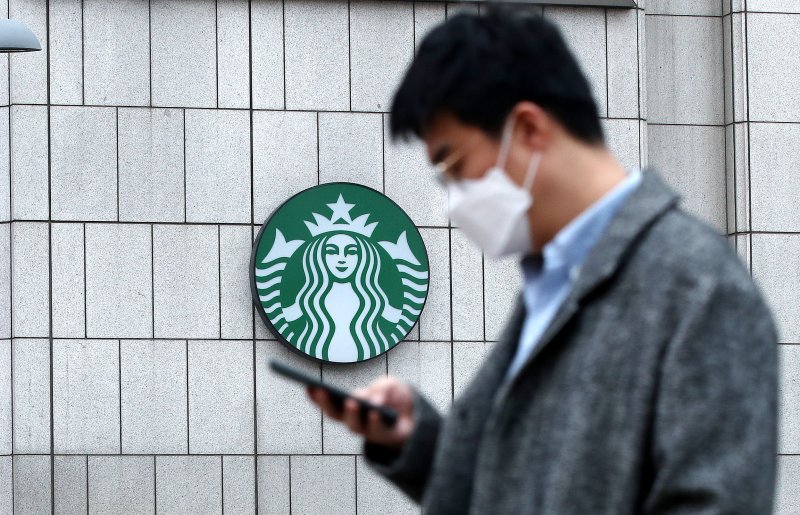 서울의 한 스타벅스 매장 앞으로 시민들이 지나가고 있다. 2022.1.9/뉴스1 ⓒ News1 박지혜 기자