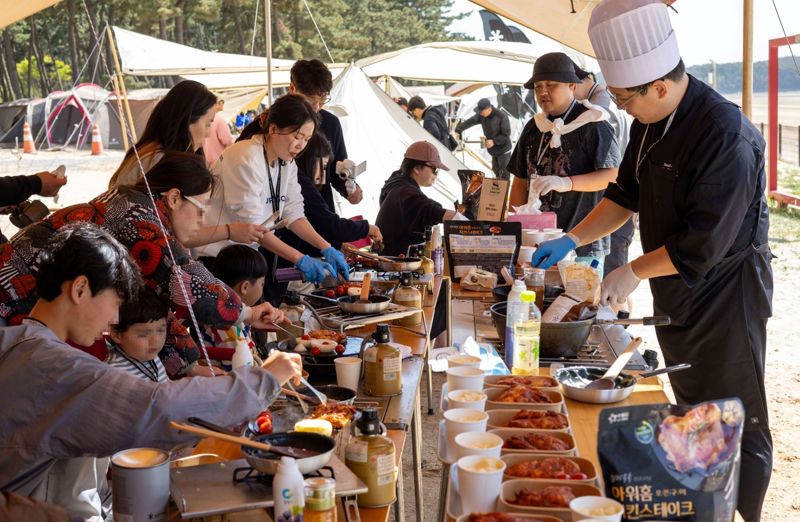 "캠핑에 딱이야" 아워홈, 캠핑 축제 '스노우피크웨이'서 쿠킹클래스