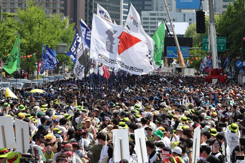 일 오후 서울 광화문네거리에서 열린 민주노총 2024 세계 노동절 대회에서 산하노조 깃발이 입장하고 있다. 사진=뉴스1화상