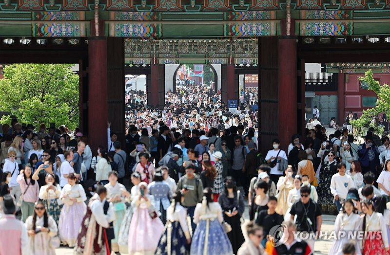 노동자의 날 경복궁 인파 노동자의 날 경복궁 인파 (서울=연합뉴스) 류영석 기자 = 노동자의 날인 1일 서울 경복궁을 찾은 시민 및 관광객들이 걸어가고 있다. 2024.5.1 ondol@yna.co.kr (끝)