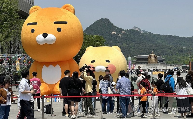 라이언ㆍ춘식이와 사진을 라이언ㆍ춘식이와 사진을 (서울=연합뉴스) 임헌정 기자 = '서울페스타 2024'가 개막한 1일 서울 종로구 광화문 광장에 마련된 카카오프렌즈 포토존에서 시민들이 대형 캐릭터 인형 라이언, 춘식이와 사진을 찍기 위해 줄을 서 있다. 2024.5.1 kane@yna.co.kr (끝)