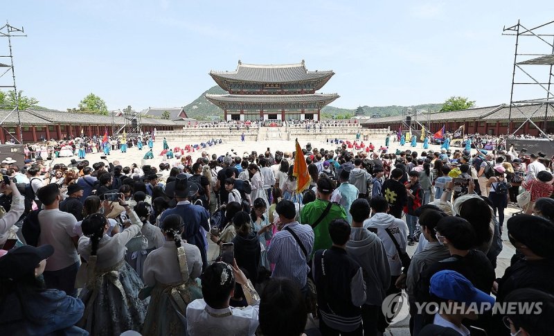 '세종대왕 찍어라' '세종대왕 찍어라' (서울=연합뉴스) 류영석 기자 = 노동자의 날인 1일 서울 경복궁을 찾은 시민 및 관광객들이 근정전 앞에서 열리는 궁중 일상재현 프로그램 '하루를 여는 세종' 공연을 관람하고 있다. 2024.5.1 ondol@yna.co.kr (끝)