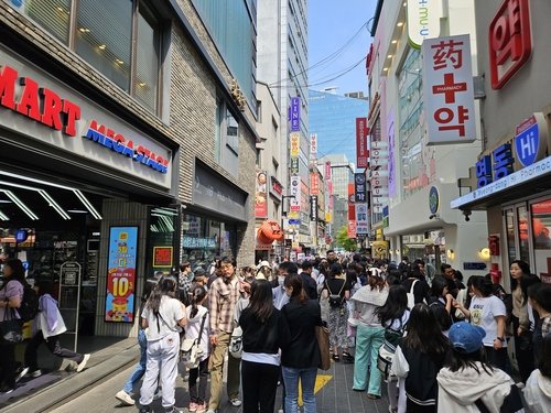 시민들로 붐비는 명동 [촬영 정윤주]
