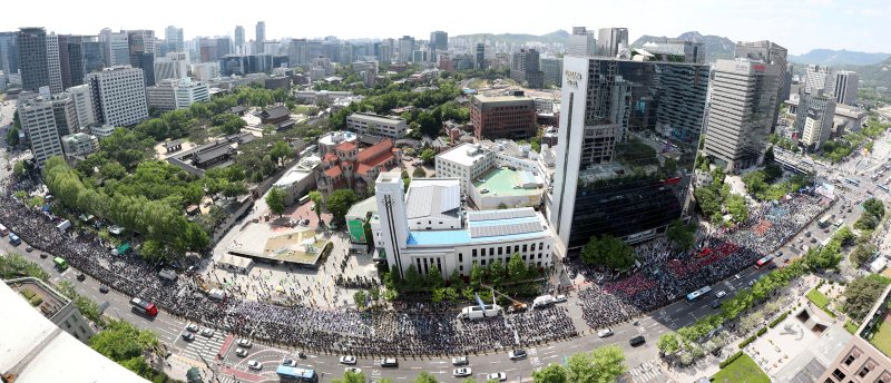 민주노총 조합원들이 1일 오후 서울 광화문네거리에서 민주노총 2024 세계 노동절 대회를 하고 있다. 뉴스1.