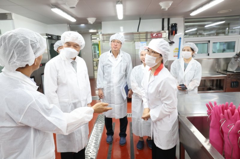 임태희 경기도교육감이 학교 조리실을 찾아 시설 현황을 점검하고 현장 애로사항을 청취하고 있다. 경기도교육청 제공