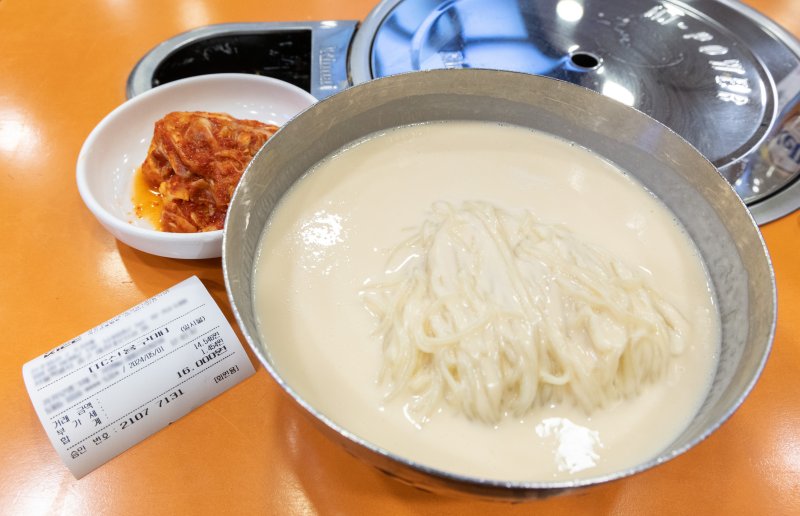 콩국수 1만6000원 고물가에 외식 물가가 치솟고 있는 가운데 면 요리 가격도 잇달아 오르고 있다. 1일 서울의 한 식당에서 콩국수 한 그릇을 1만6000원에 판매하고 있는 모습.뉴스1