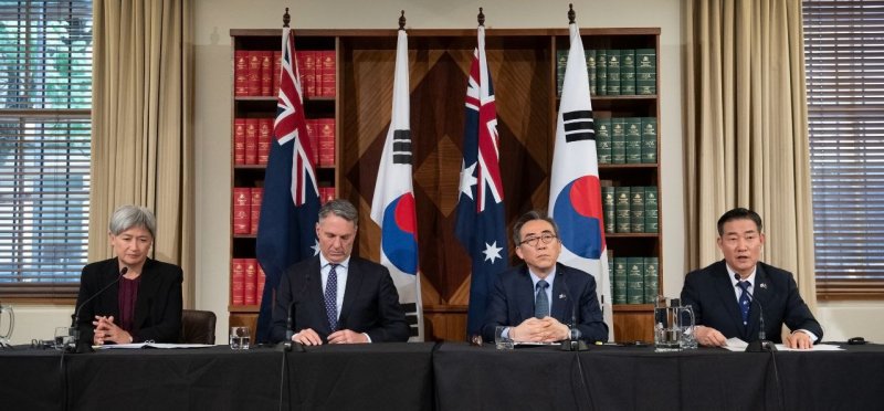 신원식 국방부 장관(오른쪽 첫번째)이 1일 호주에서 조태열 외교부 장관(오른쪽 두번째) 및 호주 외교·국방장관과 함께 기자회견을 하고 있다. 국방부 제공