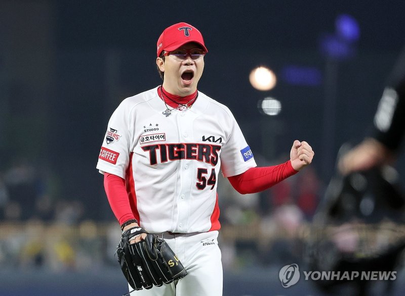 환호하는 양현종 환호하는 양현종 (광주=연합뉴스) 조남수 기자 = 1일 광주기아챔피언스필드에서 열린 프로야구 kt wiz와 KIA 타이거즈의 경기. KIA 선발투수 양현종이 8회초 1사 만루의 위기에서 kt 천상호를 병살타로 유도, 실점없이 마치고 환호하고 있다. 2024.5.1 iso64@yna.co.kr (끝)