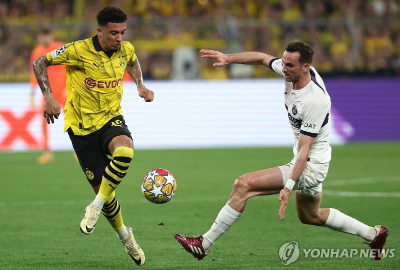공격하는 도르트문트의 제이든 산초 Dortmund's English midfielder #10 Jadon Sancho (L) and Paris Saint-Germain's Spanish midfielder #08 Fabian Ruiz vie for the ball during the UEFA Champions League semi-final first leg football match between Borussia Dortmund and Paris Saint-Germain (PSG) in Dortmund, western German