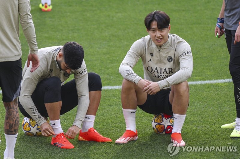 이강인 epa11310626 PSG?s Lee Kang-in (R) attends a training session in Dortmund, Germany, 30 April 2024. Paris Saint-Germain will face Borussia Dortmund in their UEFA Champions League semi final, 1st leg match on 01 May 2024. EPA/CHRISTOPHER NEUNDORF