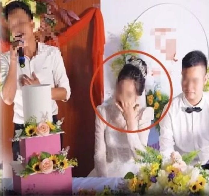결혼식에서 축가를 불러주는 친구(왼쪽)를 보며 오열하는 신부. 출처=베트남 매체 잘루안(Xaluan)