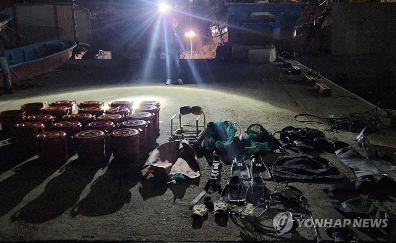 해경이 압수한 불법 포획 수산물 (출처=연합뉴스)