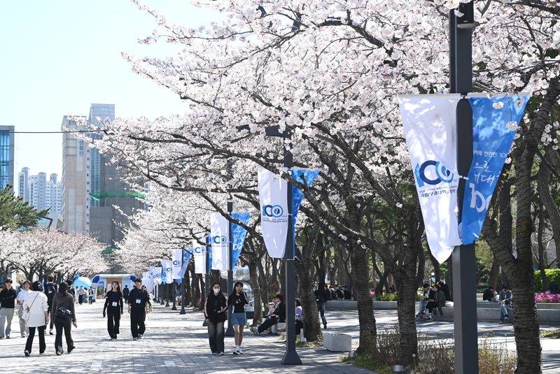 국립부경대학교가 올해 ‘창학 100년’을 맞아 다채로운 행사를 마련해 지역, 세계와 함께 기념한다고 2일 밝혔다. 국립부경대 제공