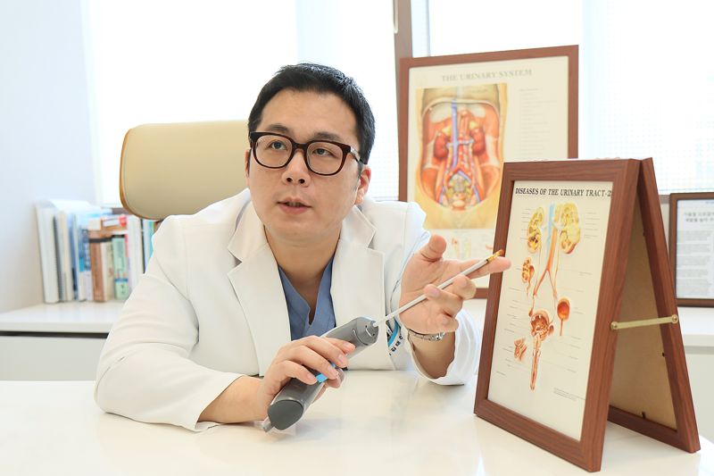 김태진 일산차병원 비뇨의학과 수석과장이 전립선 비대증 새 치료법인 '리줌 시스템'을 설명하고 있다. 일산차병원 제공