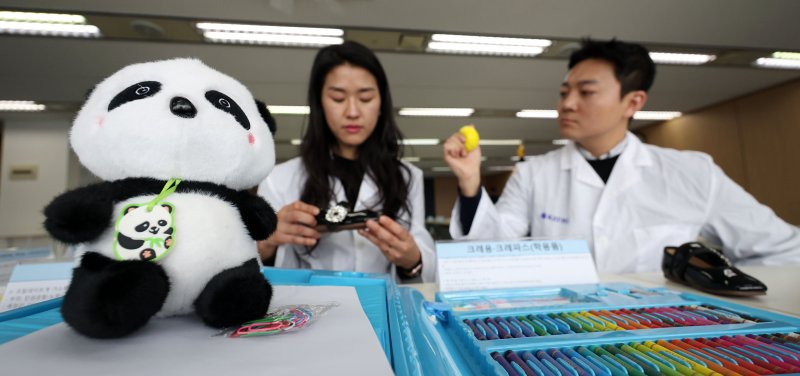 [서울=뉴시스] 김선웅 기자 = 산업통상자원부 국가기술표준원이 서울 서초구 한국제품안전관리원에서 안전기준 부적합 제품을 공개했다. 2024.02.29. mangusta@newsis.com