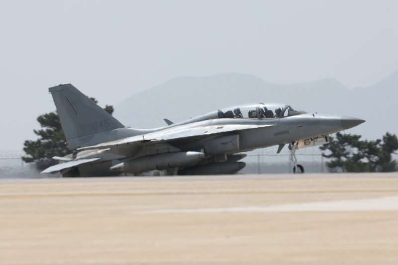 [서울=뉴시스] 김근수 기자 = 19일 전북 군산 공군기지에서 열린 '2024년 연합편대군 종합훈련(KFT·Korea Flying Training)'에서 FA-50 전투기가 착륙을 하고 있다. (사진= 국방일보 제공) 2024.04.19. photo@newsis.com *재판매 및 DB 금지