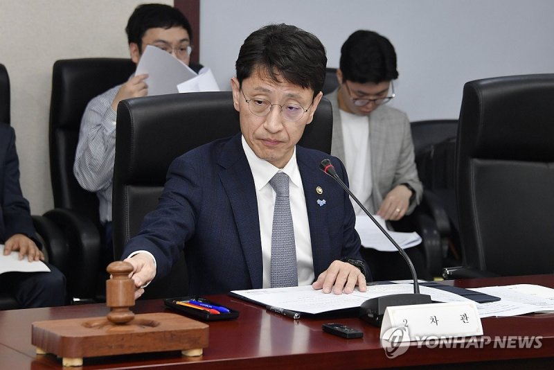 의사봉 두드리는 김윤상 차관 (서울=연합뉴스) 김윤상 기획재정부 차관이 2일 오전 서울 종로구 한국무역보험공사에서 열린 '제3차 재정사업평가위원회'에서 의사봉을 두드리고 있다. 2024.5.2 [기획재정부 제공. 재판매 및 DB 금지] photo@yna.co.kr (끝) /사진=연합뉴스