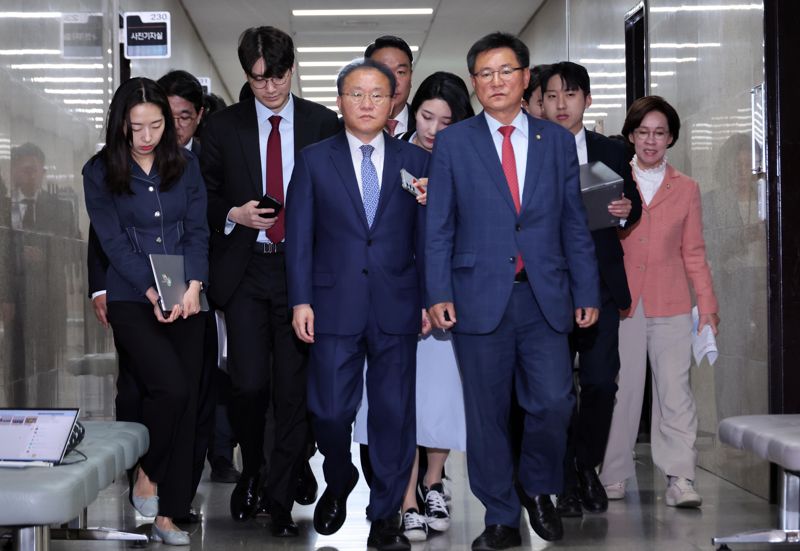 이헌승 국민의힘 전국위원회 위원장과 윤재옥 국민의힘 원내대표 겸 당대표 권한대행이 2일 서울 여의도 국회에서 열린 제12차 전국위원회에참석 하고 있다. 사진=박범준 기자